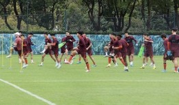 旅客爆料国足乘飞机视频,揭秘国家队豪华舱待遇与球迷互动瞬间