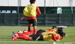 旅客爆料国足乘飞机视频,揭秘国家队豪华舱待遇与球迷互动瞬间